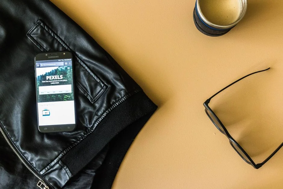 Une personne utilise un ordinateur portable pour parcourir des sites de photos de stock. Travail en freelance dans un cadre chaleureux.